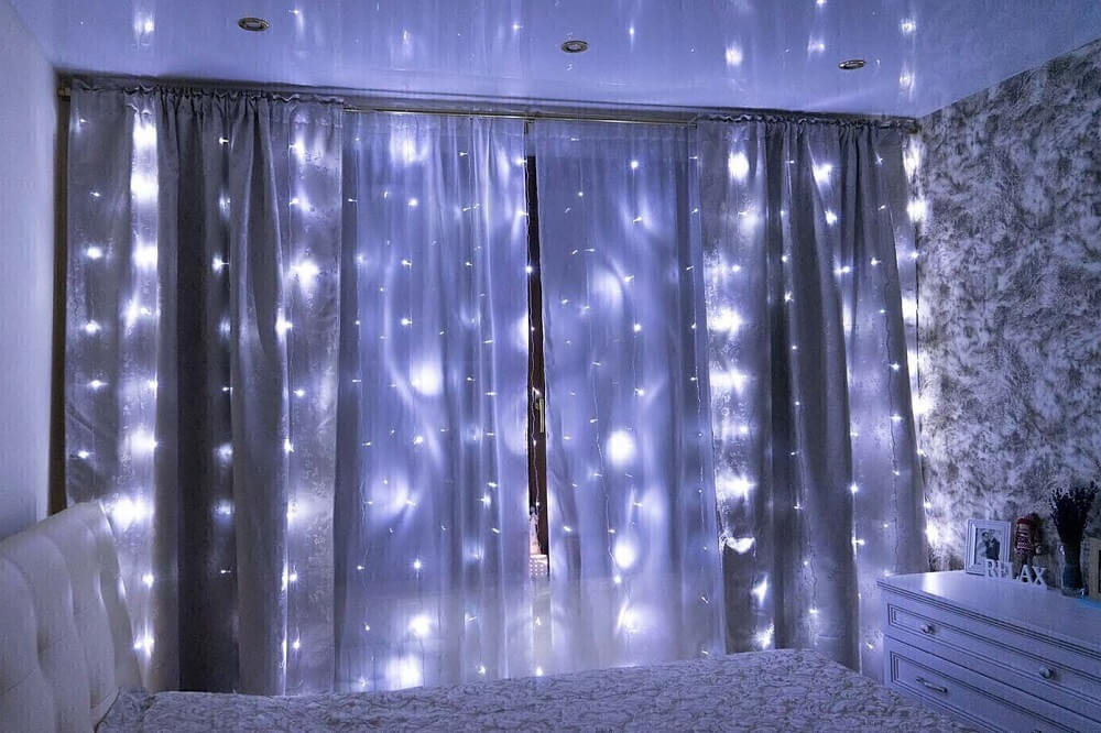 Украшение гирляндами занавес.jpg
