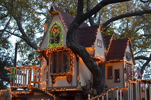 Прикраса гірляндами будиночка на дереві: Чарівність Різдва в Україні